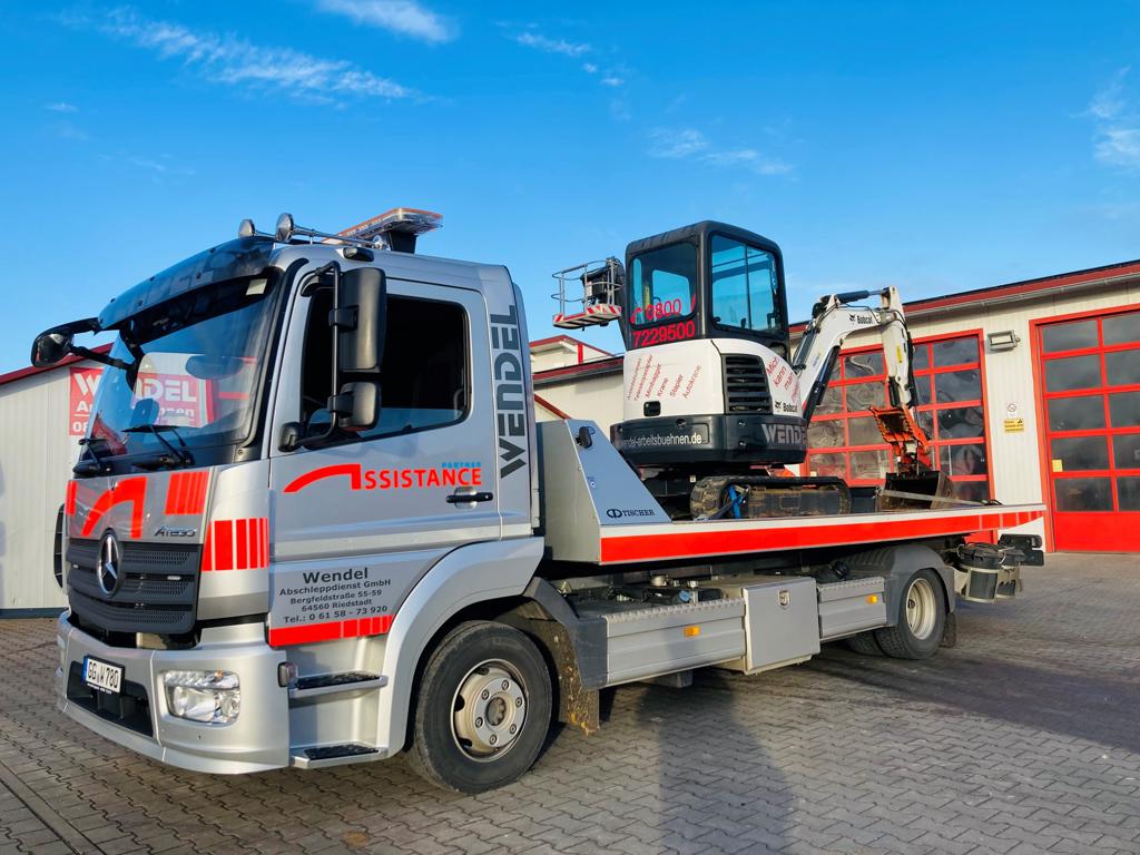 Abschleppwagen mit Bagger